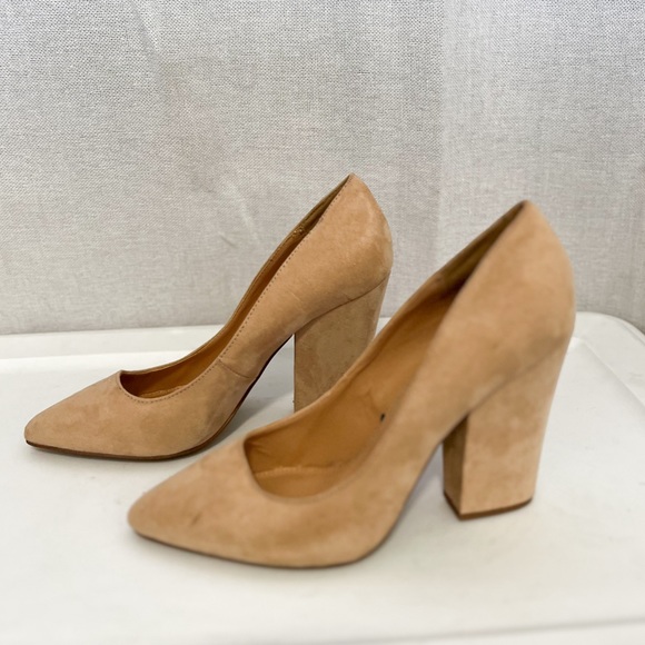 Express Nude Thick Heel Suede Pump - Picture 6 of 6